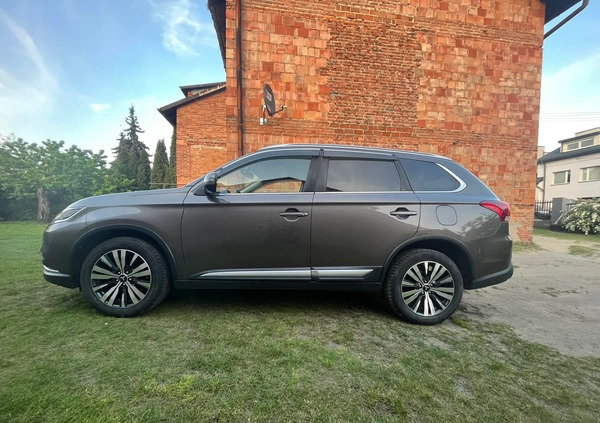 Mitsubishi Outlander cena 75900 przebieg: 68000, rok produkcji 2019 z Brzeziny małe 211